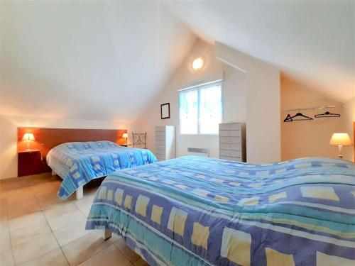une chambre avec deux lits et une fenêtre dans l'établissement Appartement T3 à Saint-Lary-Soulan - 8 pers, Terrasse, WiFi, Parking, Proche centre - FR-1-457-184, à Saint-Lary-Soulan