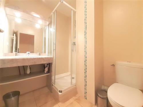 une salle de bain avec une douche, un lavabo et des toilettes dans l'établissement Appartement T3 à Saint-Lary-Soulan - 8 pers, Terrasse, WiFi, Parking, Proche centre - FR-1-457-184, à Saint-Lary-Soulan