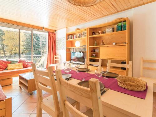 une salle à manger avec une table et des chaises dans une pièce dans l'établissement Appartement T2 avec jardin, accès facile aux remontées et centre commercial à La Salle-les-Alpes - FR-1-330F-86, à Serre Chevalier