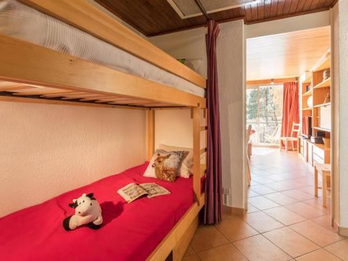 - une chambre avec 2 lits superposés et un chien sur le lit dans l'établissement Appartement T2 avec jardin, accès facile aux remontées et centre commercial à La Salle-les-Alpes - FR-1-330F-86, à Serre Chevalier