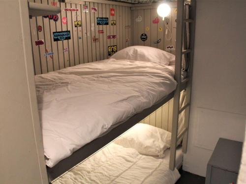 ヴァールにあるAppartement Vars, 1 pièce, 4 personnes - FR-1-330B-59の二段ベッド2組が備わる客室です。