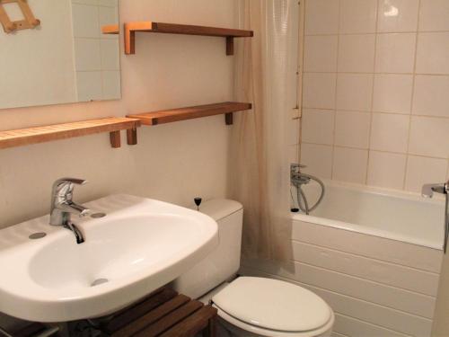 a bathroom with a sink and a toilet and a tub at Appartement Vars, 1 pièce, 4 personnes - FR-1-330B-59 in Vars