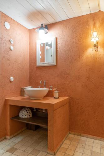 a bathroom with a sink and a mirror at Villa Ekbladh in Västanfjärd