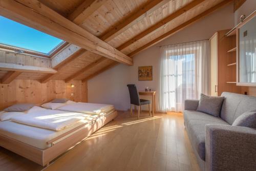 Un pat sau paturi într-o cameră la Runk Apartments
