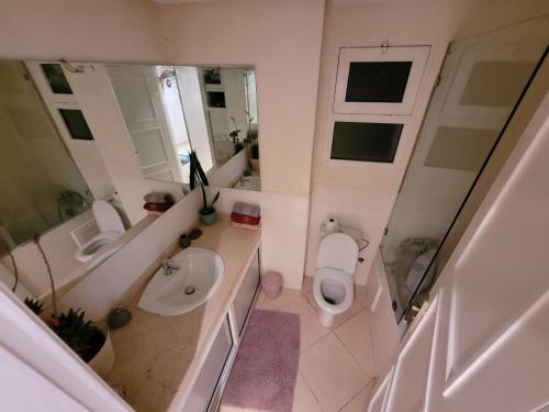 an overhead view of a bathroom with a toilet and sink at Bel appartement estival 2 chambres à Garden beach in Sidi Rahal