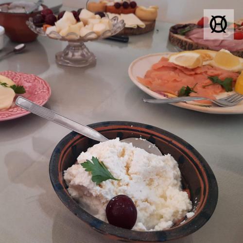 Cabeço de VideHerdade da Ordem的桌子上放着一碗米饭和一颗樱桃。