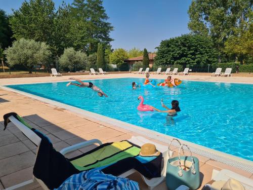 grupa ludzi pływających w basenie w obiekcie Camping Tikayan L'Oxygène w mieście Valensole