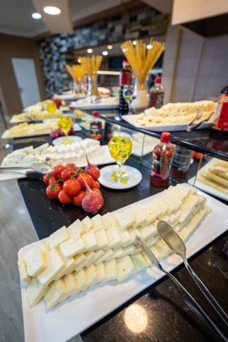 un buffet con formaggio e altri cibi su un tavolo di Bodrum Park Resort a Yaliciftlik
