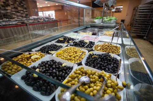 una vetrina piena di diversi tipi di olive di Bodrum Park Resort a Yaliciftlik