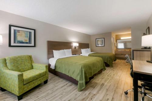 Кровать или кровати в номере Quality Inn St Augustine Outlet Mall