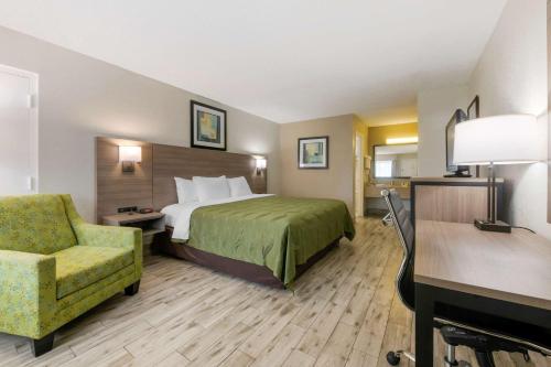 Кровать или кровати в номере Quality Inn St Augustine Outlet Mall