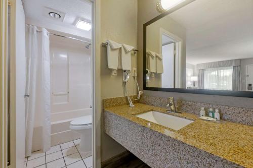 Ванная комната в Quality Inn St Augustine Outlet Mall
