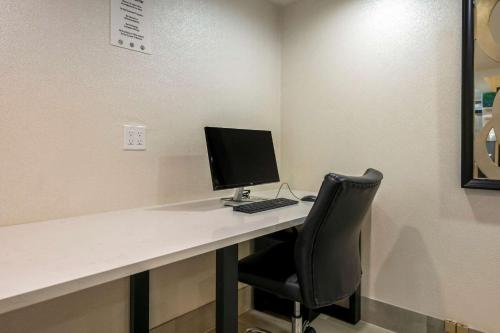 Телевизор и/или развлекательный центр в Quality Inn St Augustine Outlet Mall