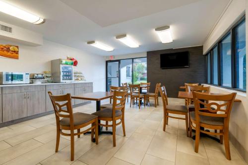 Телевизор и/или развлекательный центр в Quality Inn St Augustine Outlet Mall