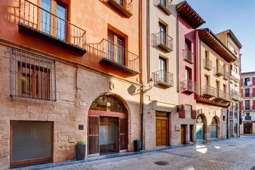 un edificio de ladrillo con balcones en una calle de la ciudad en Sercotel Calle Mayor en Logroño