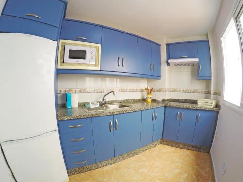 San Andrés的住宿－Apartamento Beneharo en San Andrés，蓝色的厨房配有水槽和微波炉