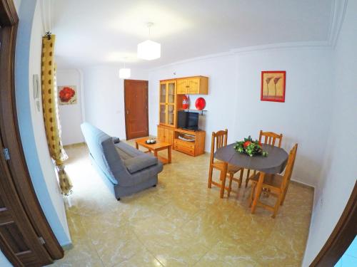 San Andrés的住宿－Apartamento Beneharo en San Andrés，客厅配有蓝色的沙发和桌子