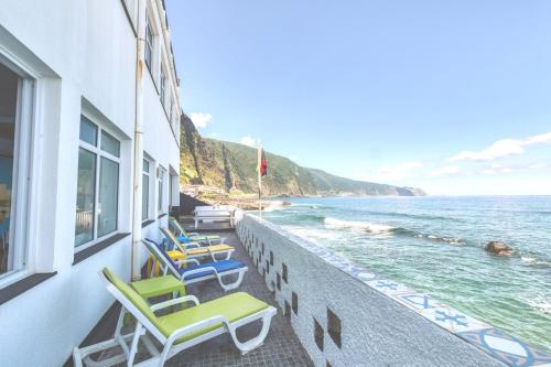 En balkon eller terrasse på The Waves Hostel