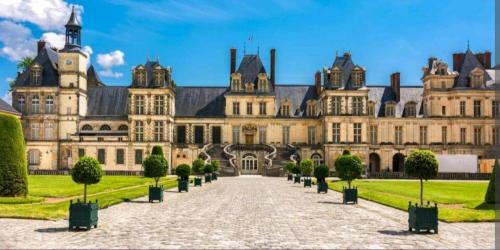 un grand bâtiment avec un sentier devant lui dans l'établissement Chez Fanny et Yohann, à Fontainebleau