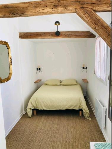 une chambre avec un lit dans une pièce blanche dans l'établissement Chez Fanny et Yohann, à Fontainebleau