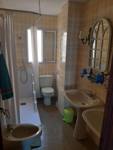 a bathroom with a toilet and a sink and a tub and a toilet at Las Palmeras 1 in Águilas
