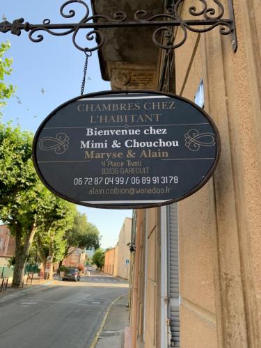 a sign hanging on the side of a building at Chez Mimi & Chouchou in Garéoult