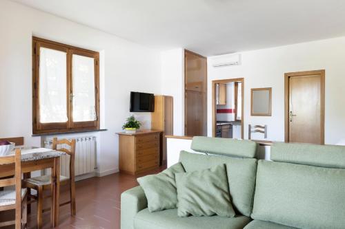 een woonkamer met een bank en een tafel bij Tenuta Lamborghini Golf & Resort in Panicale