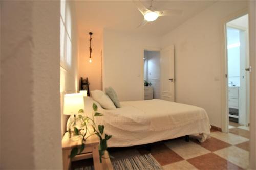 洪達海灘的住宿－Adosado La Salada by Rental Olé，一间卧室配有一张床,另一间卧室配有窗户