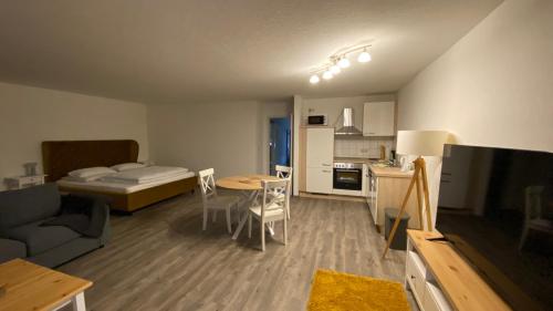 Il comprend un petit salon avec un lit et une cuisine. dans l'établissement City-Appartement 12.4., à Zwickau