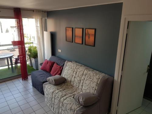 a living room with a couch with pillows on it at Compostela in Le Puy en Velay