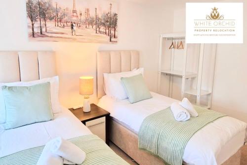 Giường trong phòng chung tại Corporate 2Bed Apartment with Balcony & Free Parking Short Lets Serviced Accommodation Old Town Stevenage by White Orchid Property Relocation