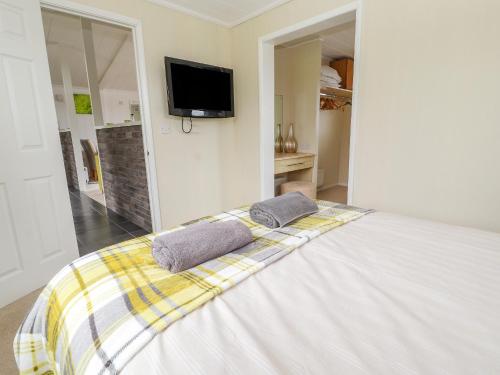 Ένα ή περισσότερα κρεβάτια σε δωμάτιο στο Honeysuckle Lodge