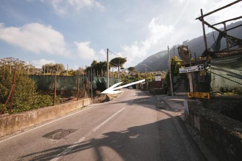 un camino con una valla a un lado en CASTA DIVA, en Sorrento