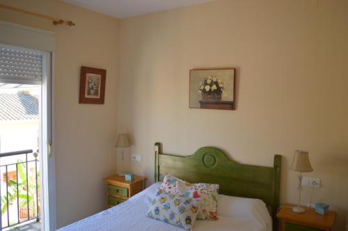 una camera con un letto e una foto appesa al muro di Villa Dulce Algarve Golf and Beach a Islantilla