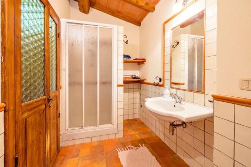 グロッセートにあるAgriturismo Il Feudoのバスルーム(シンク、シャワー、鏡付)