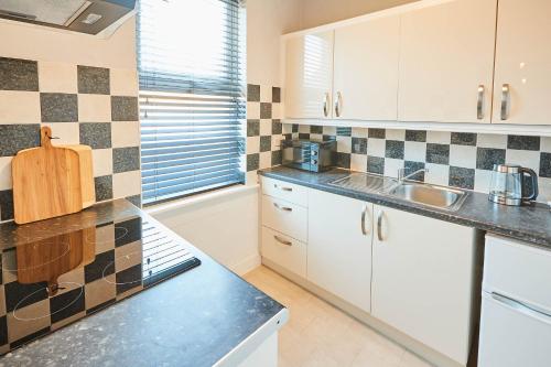 Kuchyň nebo kuchyňský kout v ubytování Host & Stay - Seas The Day