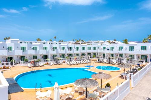 una imagen de la piscina del complejo en Las Adelfas, en Puerto del Carmen