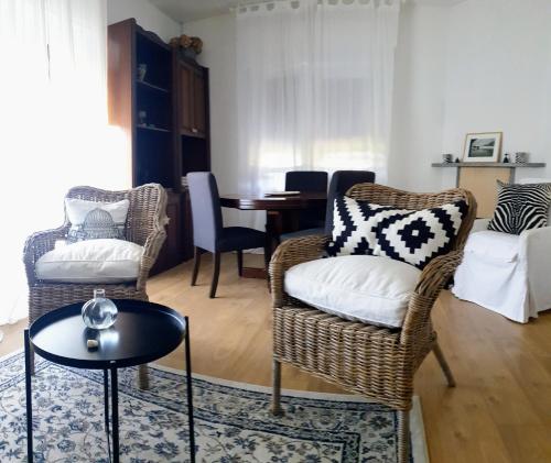 sala de estar con 2 sillas y mesa en La Turr de Mezz- Bellagio LCA, en Bellagio