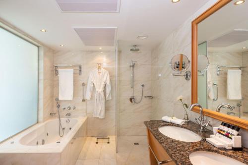Koupelna v ubytování Constantinou Bros Athena Royal Beach Hotel