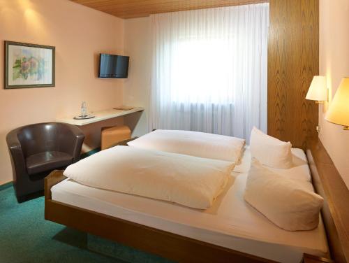 מיטה או מיטות בחדר ב-Hotel Lösch Pfälzer Hof