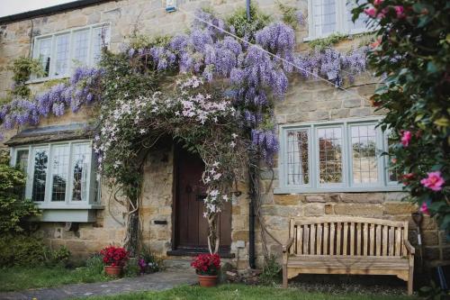 Gallery image of Bumble Bee Cottage - Luxury Countryside Cottage in Pool