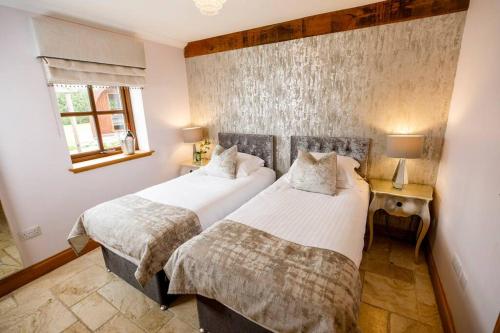 斯旺西的住宿－Mulberry House，一间卧室设有两张床和窗户。