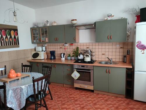 Kuchyň nebo kuchyňský kout v ubytování Agrogospodarstwo HALINA ŁUC