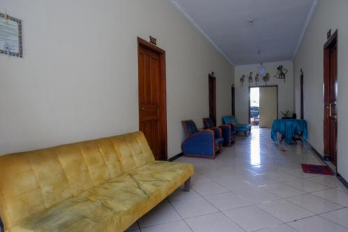 Ruang duduk di RedDoorz At Hotel Sartika Yogyakarta
