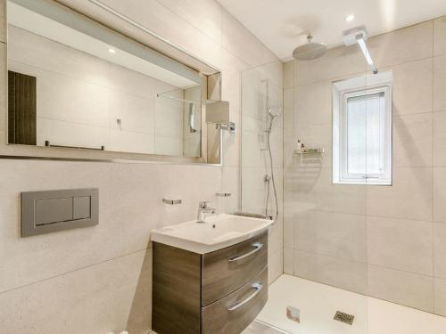 une salle de bain blanche avec un lavabo et une douche dans l'établissement Willows Cottage, à Blackburn