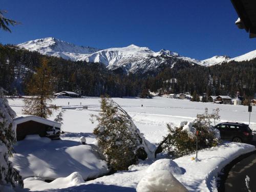 a snow covered yard with mountains in the background at Ginseng in Davos