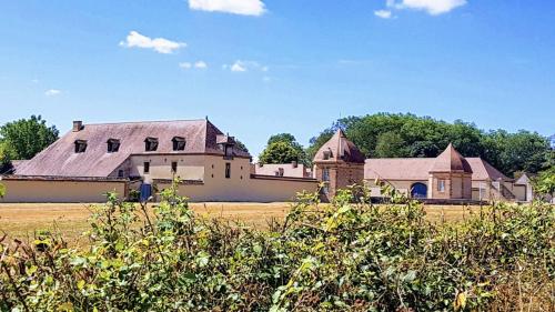 an old building in a field with trees in the background at Les Louteaux - Splendide Château du XVIII -Piscine- Parc de Lamas in Chézy