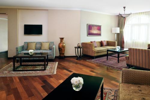 卡拉奇的住宿－卡拉奇莫凡彼酒店，客厅配有沙发和桌子