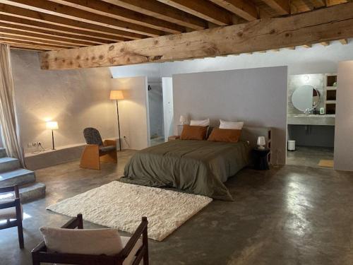 sypialnia z łóżkiem, stołem i krzesłem w obiekcie Maison au coeur d'un vignoble w mieście Cases-de-Pène