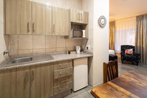 Kuchyň nebo kuchyňský kout v ubytování Stevenski's Guesthouse